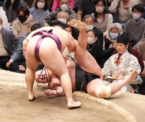 東龍(奥)を上手投げで破る遠藤(撮影・菅敏)