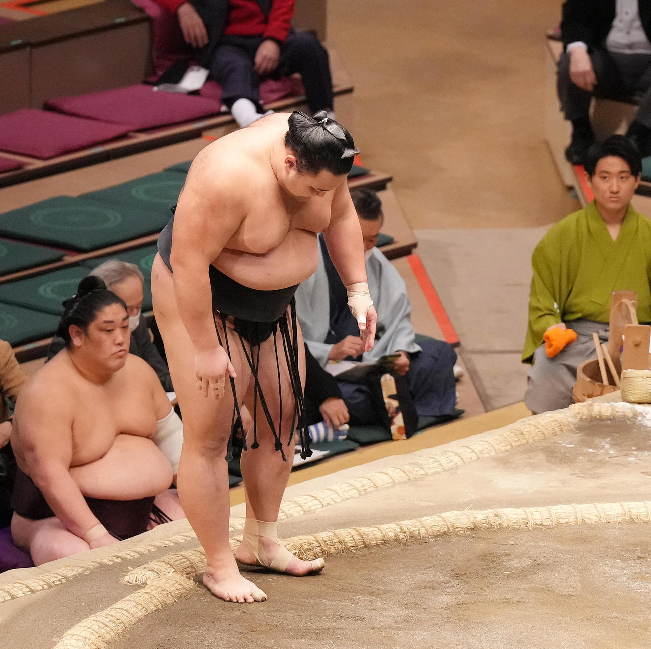大翔鵬に寄り切りで敗れ、肩を落とし引き揚げる朝乃山（撮影・菅敏）
