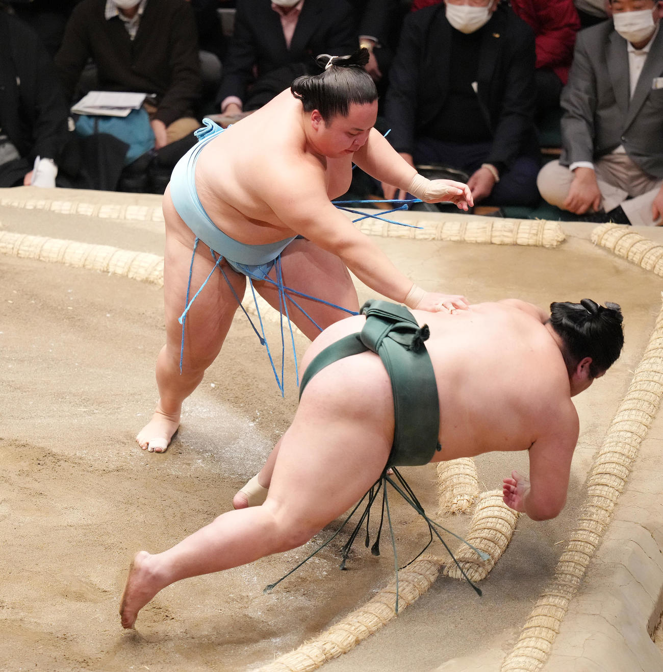 錦木（右）をすくい投げで破る琴勝峰（撮影・菅敏）