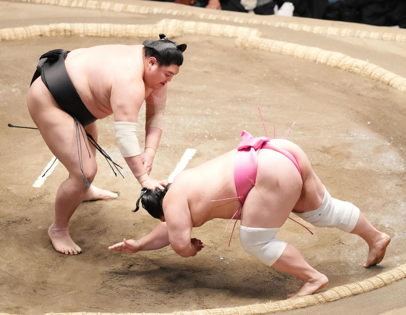 宇良（右）をはたき込みで破る阿炎（撮影・菅敏）