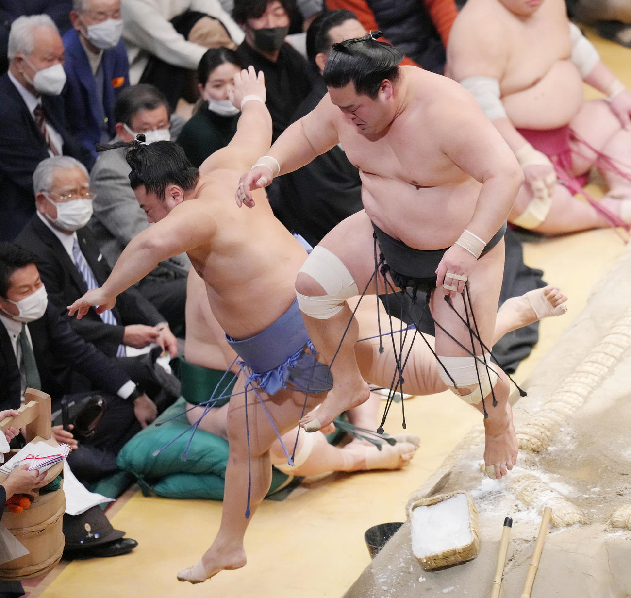 妙義龍（右）を押し出しで破り、勢い余って観客席に突っ込む翔猿（撮影・菅敏）