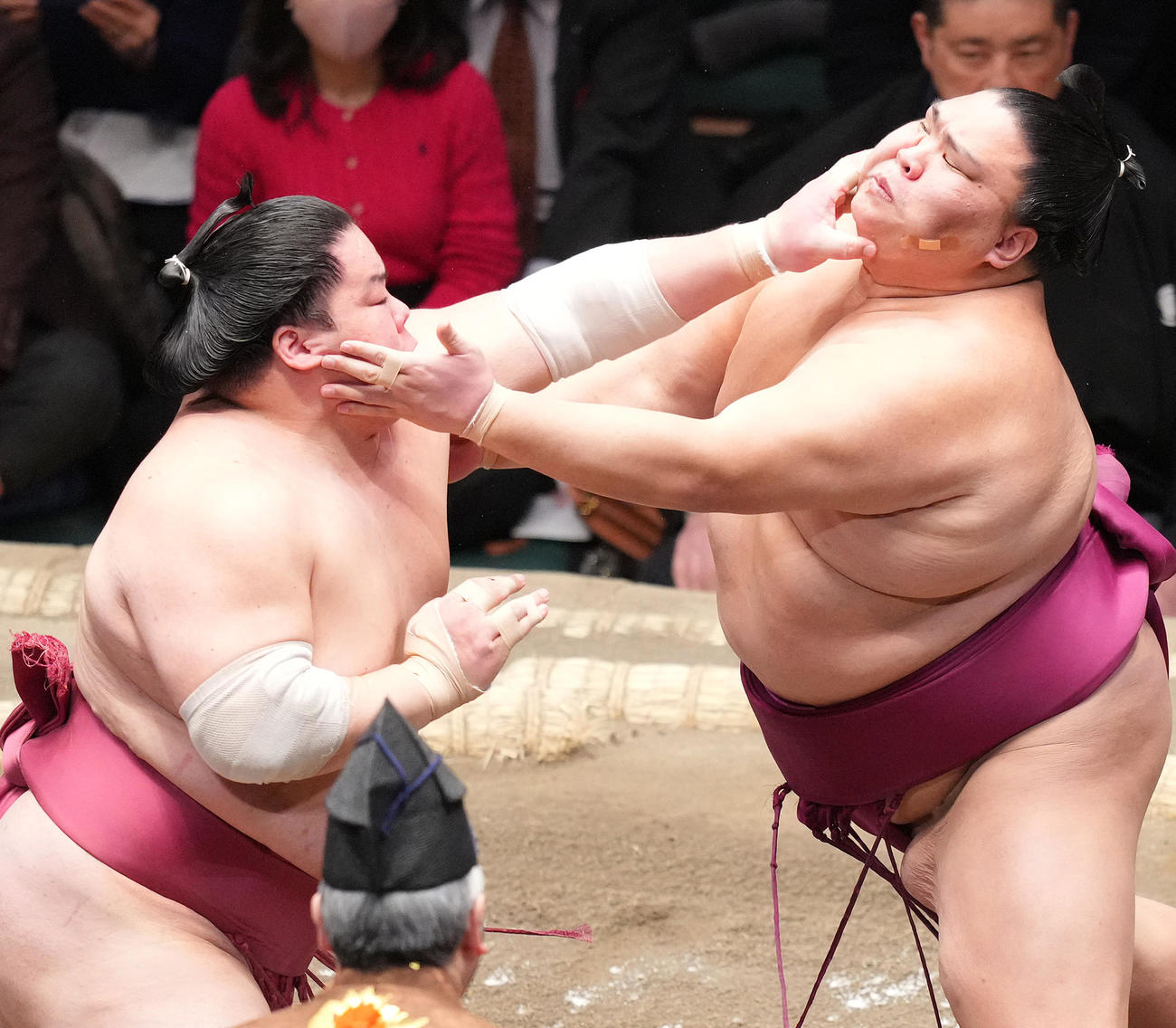 御嶽海（右）を攻める大栄翔（撮影・菅敏）