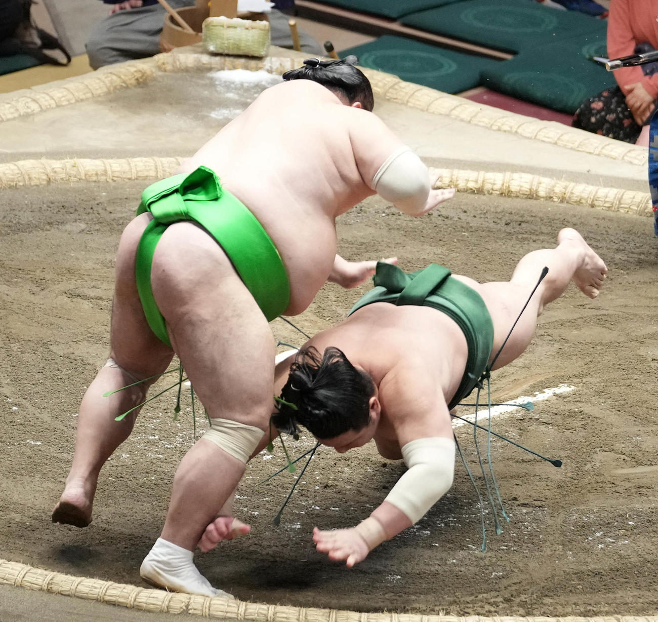 千代丸（左）と東白龍の一番は物言いが付き千代丸のまげつかみによる反則で東白龍が勝ち星をものにする（撮影・小沢裕）