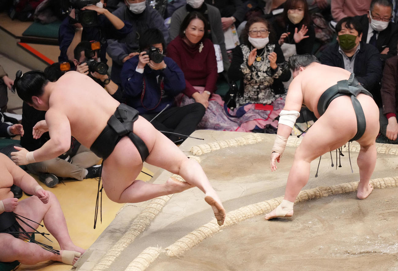 若元春（左）を押し出しで破る翠富士（撮影・菅敏）