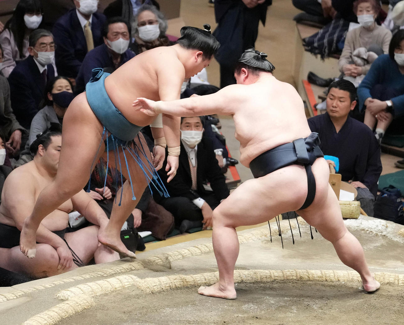 正代（右）は錦富士を寄り切りで破る（撮影・小沢裕）