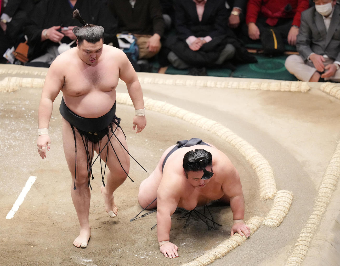 霧馬山（左）にすくい投げで敗れる貴景勝（撮影・菅敏）