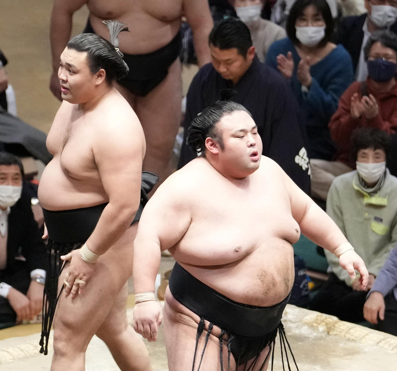 貴景勝（右）は霧馬山にすくい投げで敗れる（撮影・小沢裕）