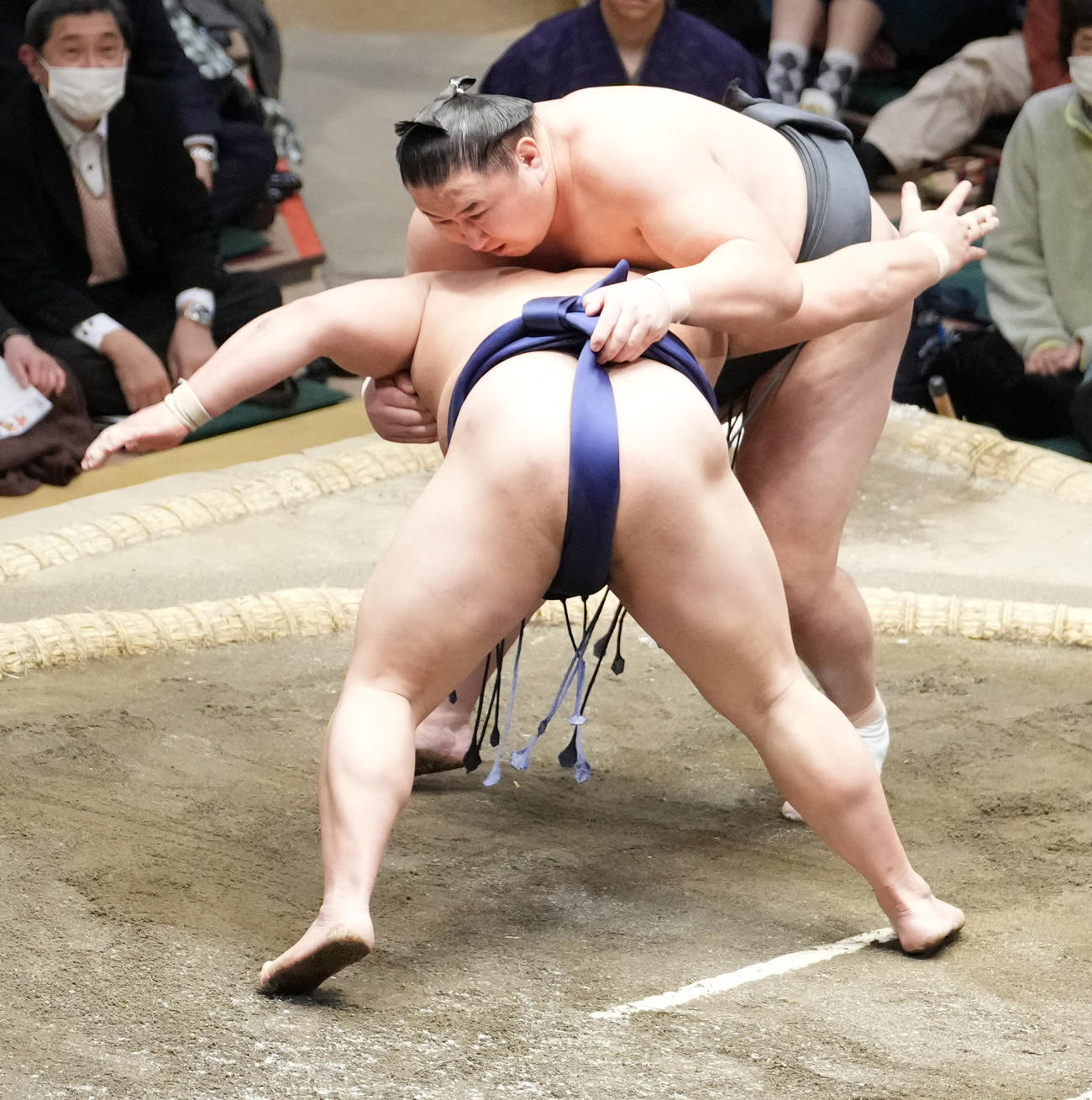 東龍は平戸海（手前）を上手投げで破る（撮影・小沢裕）