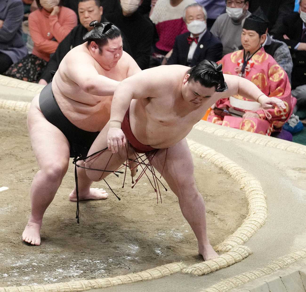 剣翔（左）は隆の勝を送り出しで破る（撮影・小沢裕）
