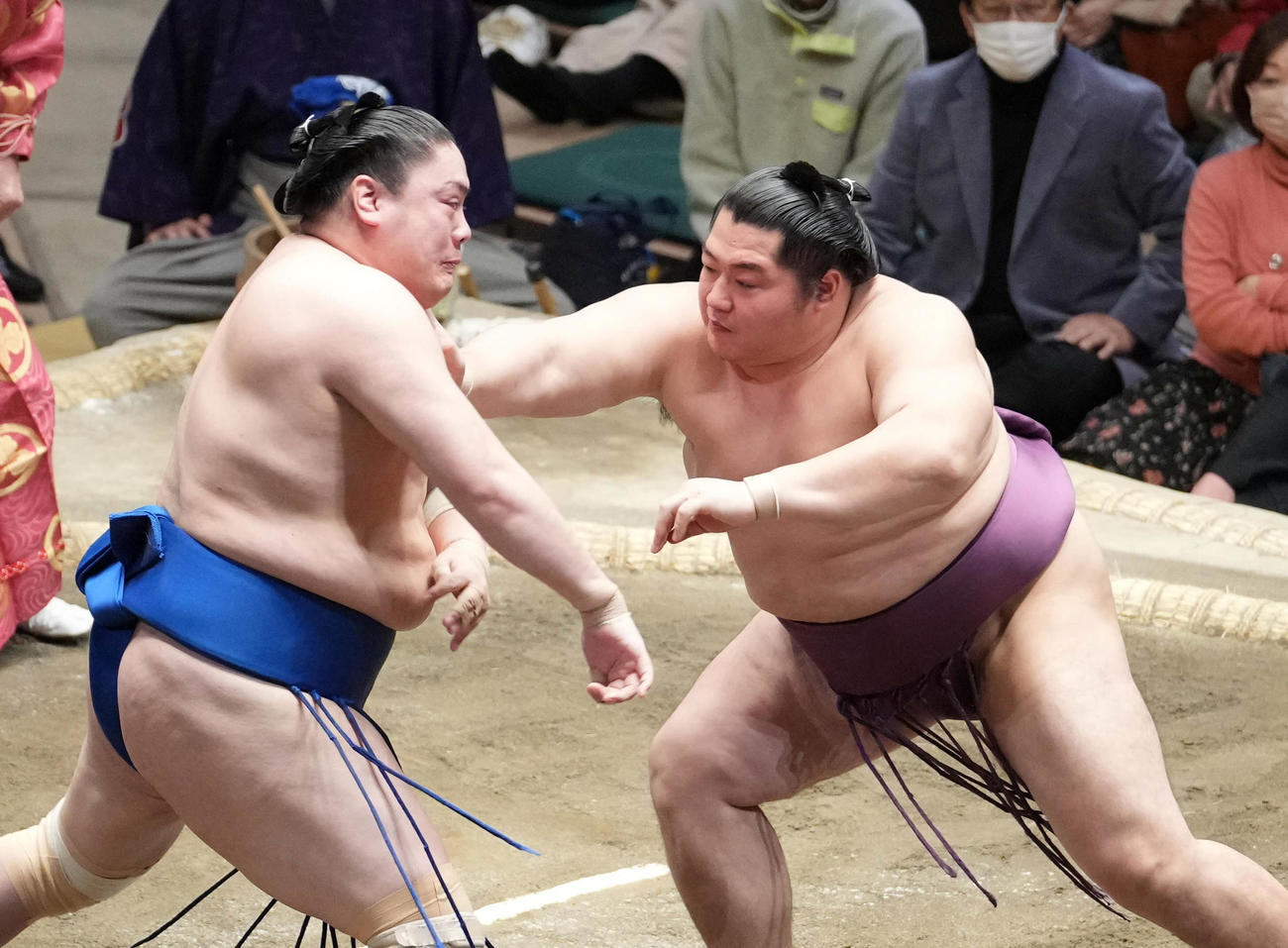 一山本（左）を土俵際へ攻め込む遠藤（撮影・小沢裕）