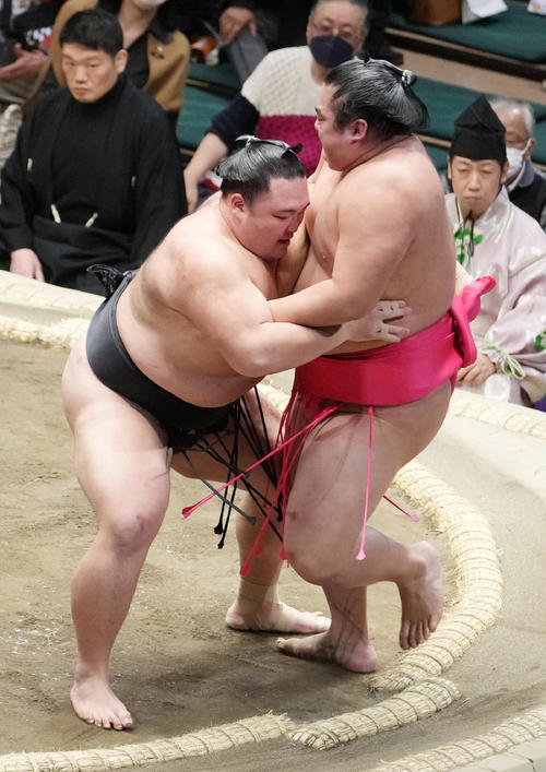 朝乃山（左）は湘南乃海を寄り切りで破る（撮影・小沢裕）