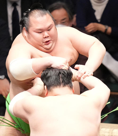 千代丸（奥）は、東白龍のまげをつかみ反則負けとなる（撮影・菅敏）
