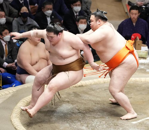 水戸龍は王鵬（左）を送り出しで破る（撮影・小沢裕）