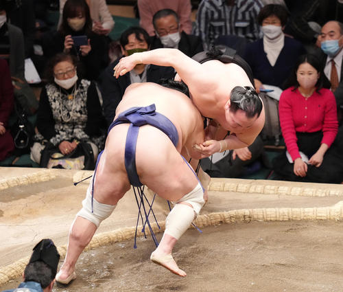 千代翔馬（右）を押し出しで破る北勝富士（撮影・菅敏）