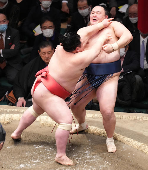 玉鷲（右）を押し出しで破る阿武咲（撮影・菅敏）