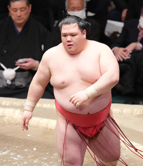 玉鷲を押し出しで破った阿武咲（撮影・菅敏）