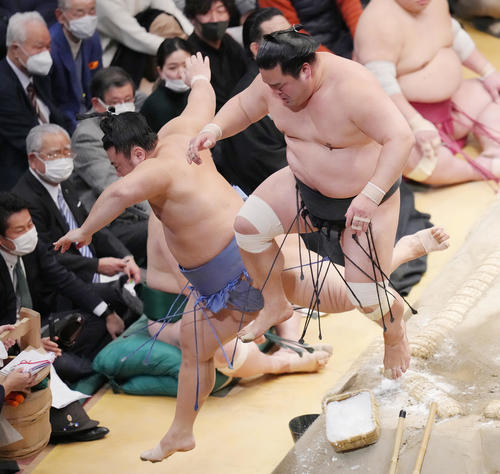 妙義龍（右）を押し出しで破り、勢い余って観客席に突っ込む翔猿（撮影・菅敏）