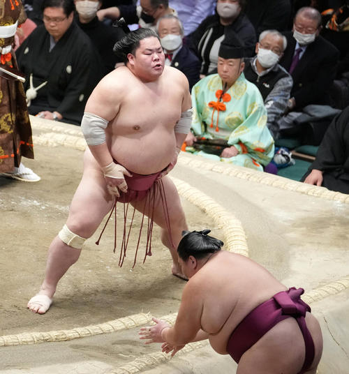 大栄翔（左）は押し出しで御嶽海を破る（撮影・小沢裕）