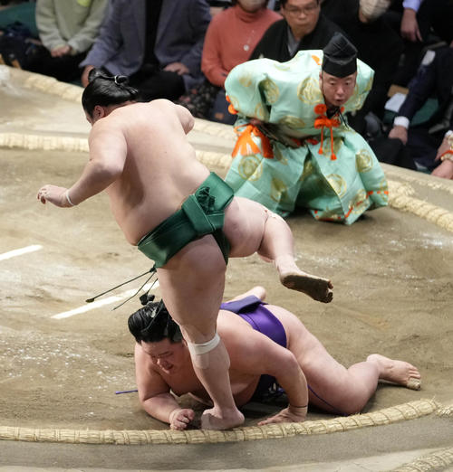 佐田の海（手前）ははたき込みで明生を破る（撮影・小沢裕）