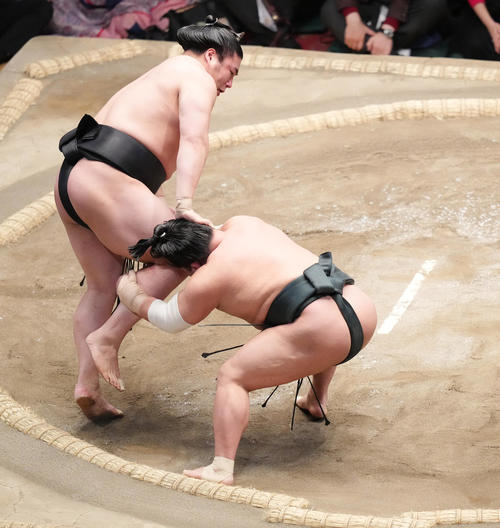 若元春（左）の足をとる翠富士（撮影・菅敏）