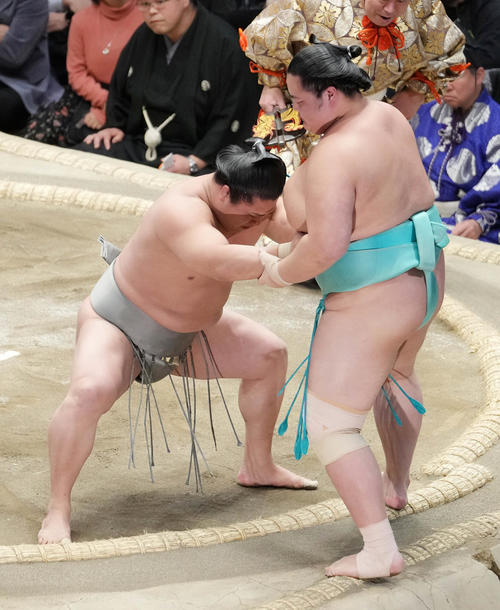 若隆景（左）は琴勝峰を寄り切りで破る（撮影・小沢裕）