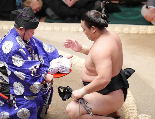 貴景勝をすくい投げで破り、懸賞金を受け取る霧馬山（撮影・菅敏）