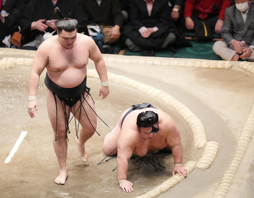 霧馬山（左）にすくい投げで敗れる貴景勝（撮影・菅敏）