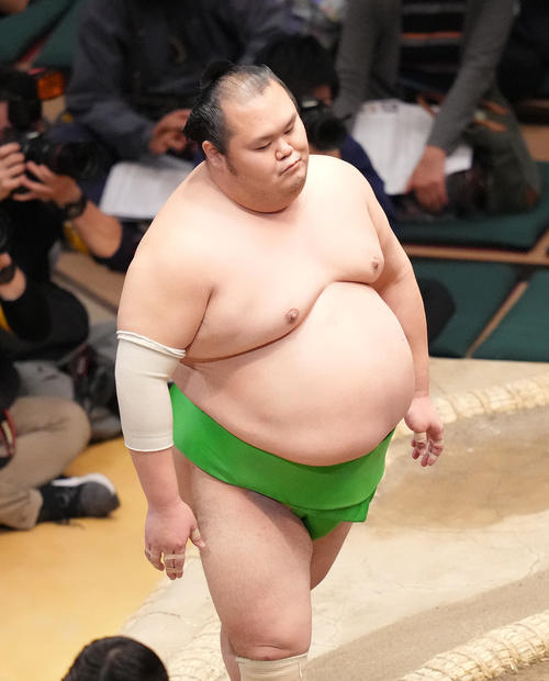 千代丸は、東白龍のまげをつかみ反則負けとなり、厳しい表情で引き揚げる（撮影・菅敏）