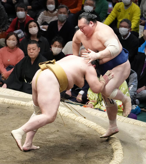 輝（左）は宝富士を押し出しで破る（撮影・小沢裕）
