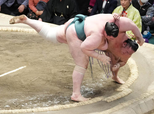 碧山（左）は琴恵光を小手投げで破る（撮影・小沢裕）