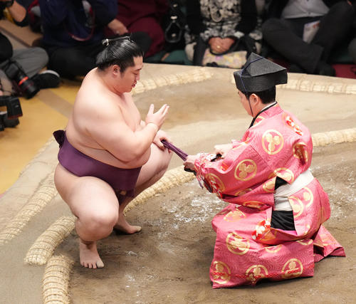一山本を押し出しで破り、懸賞金を受け取る遠藤（撮影・菅敏）