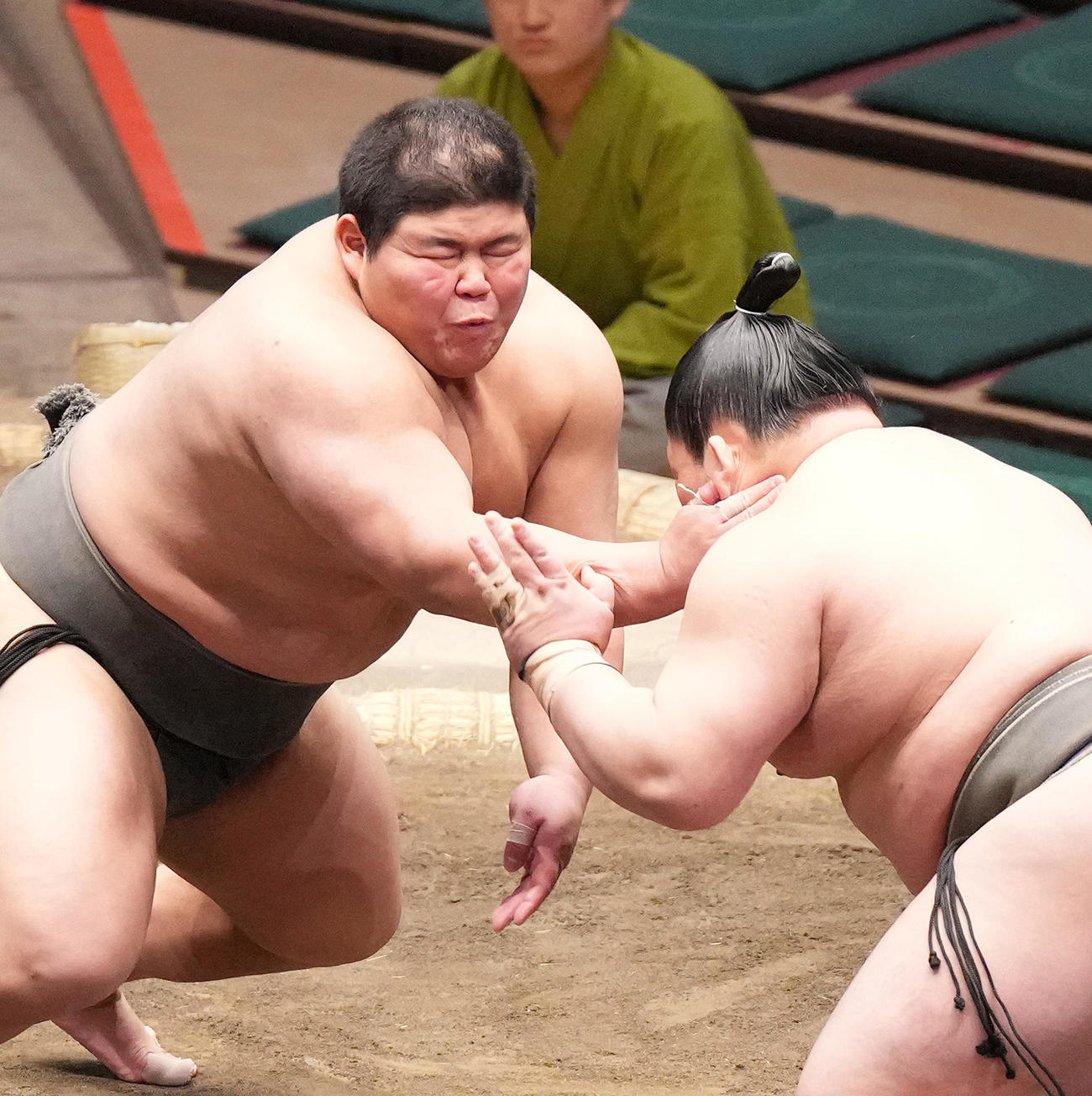 23年1月18日　颯富士（右）に突っ張りを入れる落合（撮影・菅敏）
