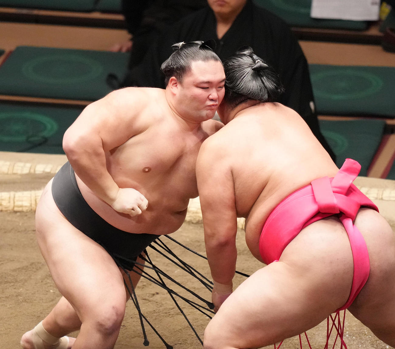 湘南乃海（右）を攻める朝乃山（撮影・菅敏）