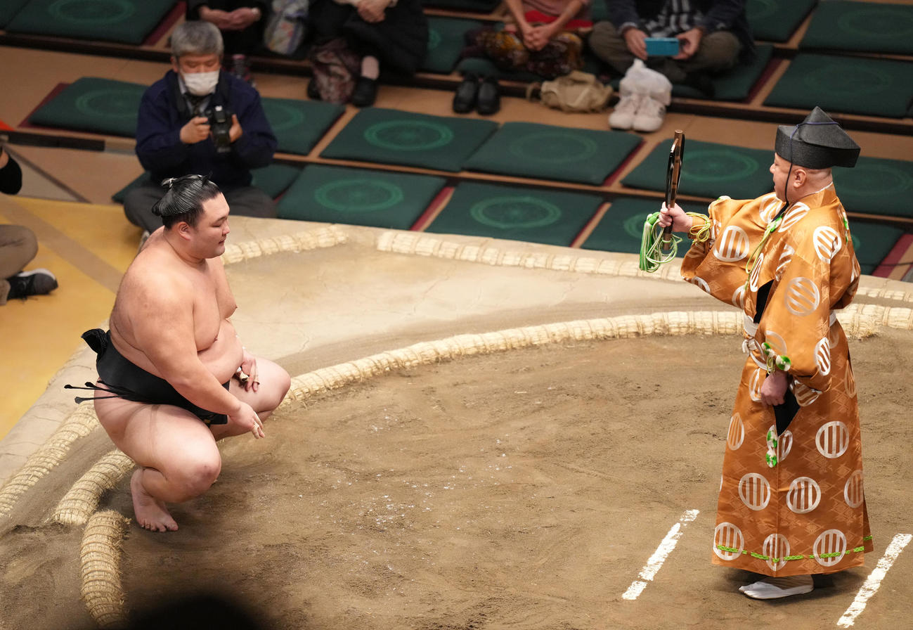 湘南乃海を寄り切りで破り、勝ちの名乗りを受ける朝乃山（撮影・菅敏）