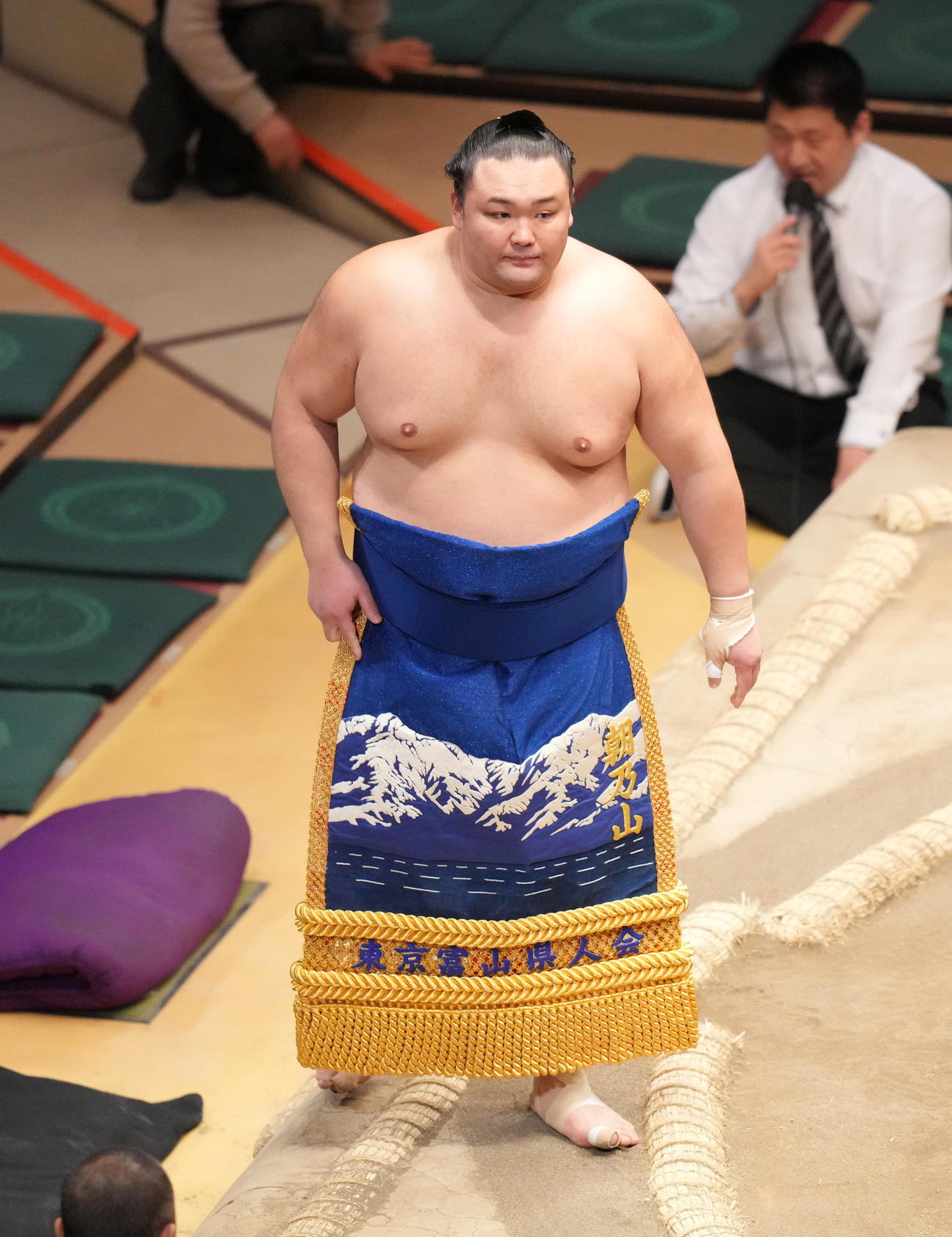土俵入りする朝乃山（撮影・菅敏）