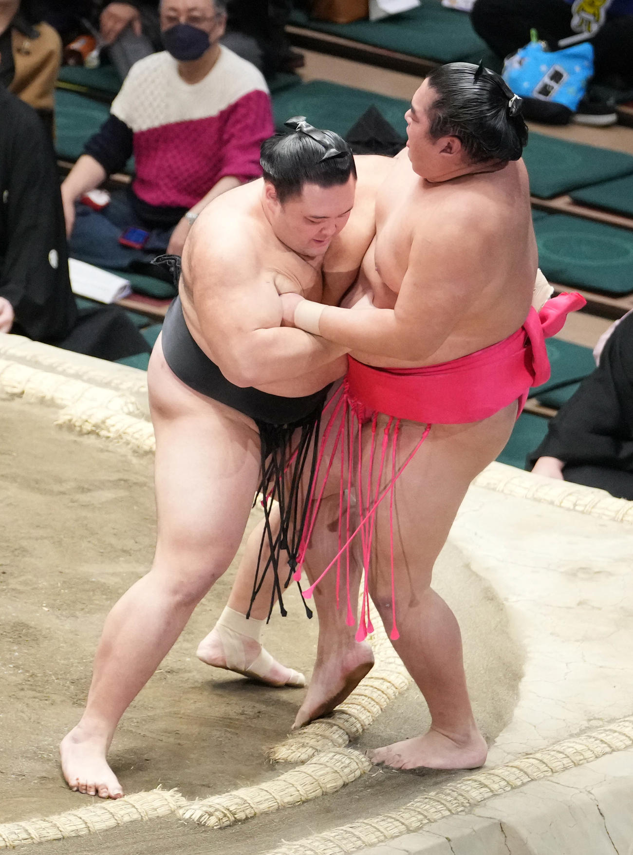 朝乃山（左）は湘南乃海を寄り切りで破る（撮影・小沢裕）