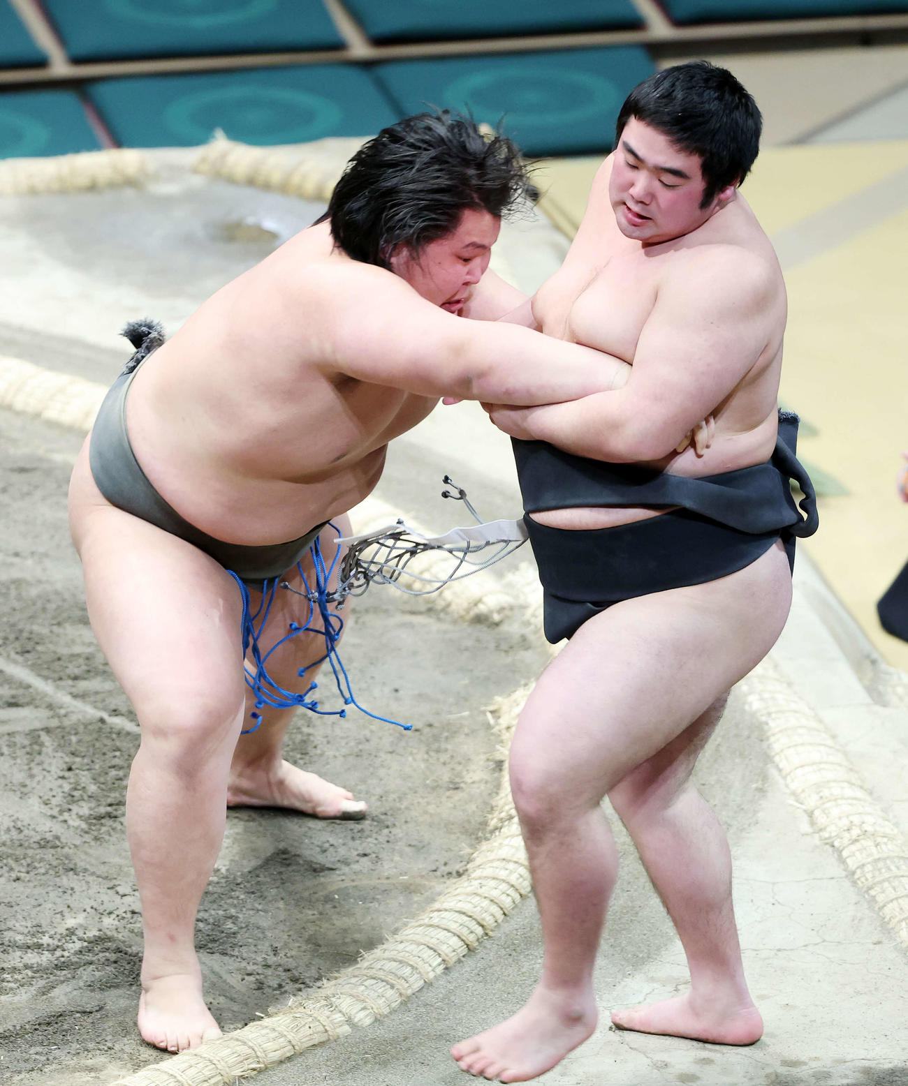 風の湖（左）に寄り切りで敗れる岡野（撮影・鈴木正人）