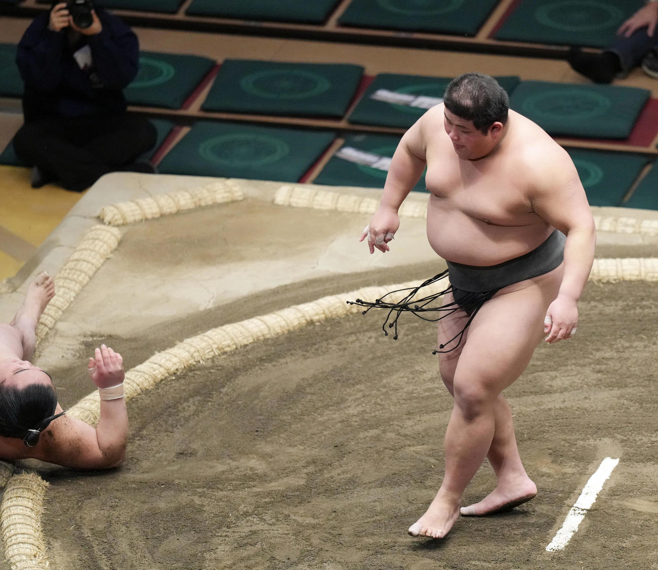 風賢央（左）を突き落としで破る落合（撮影・狩俣裕三）