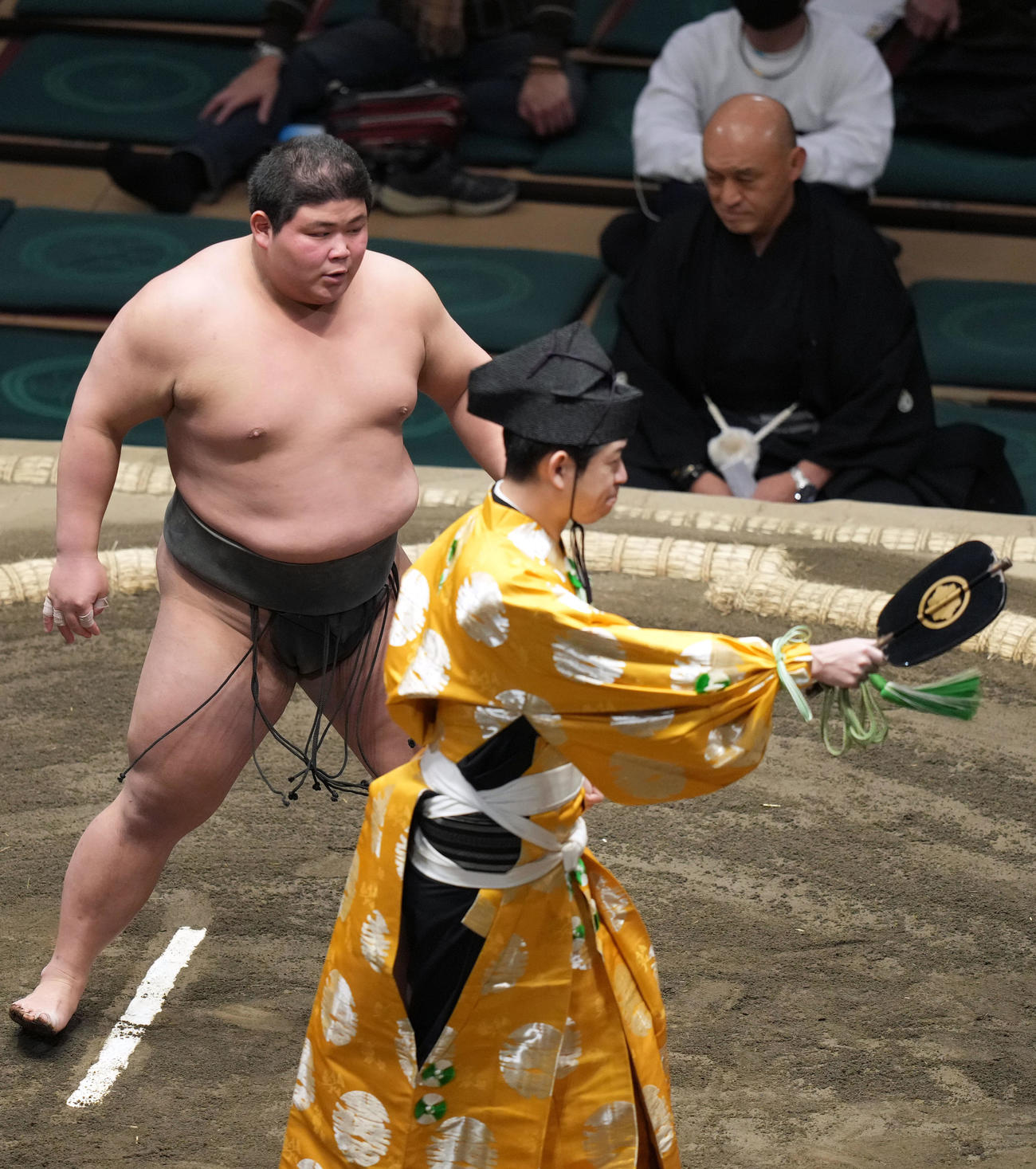 風賢央を突き落としで破り、優勝を決める落合（撮影・狩俣裕三）