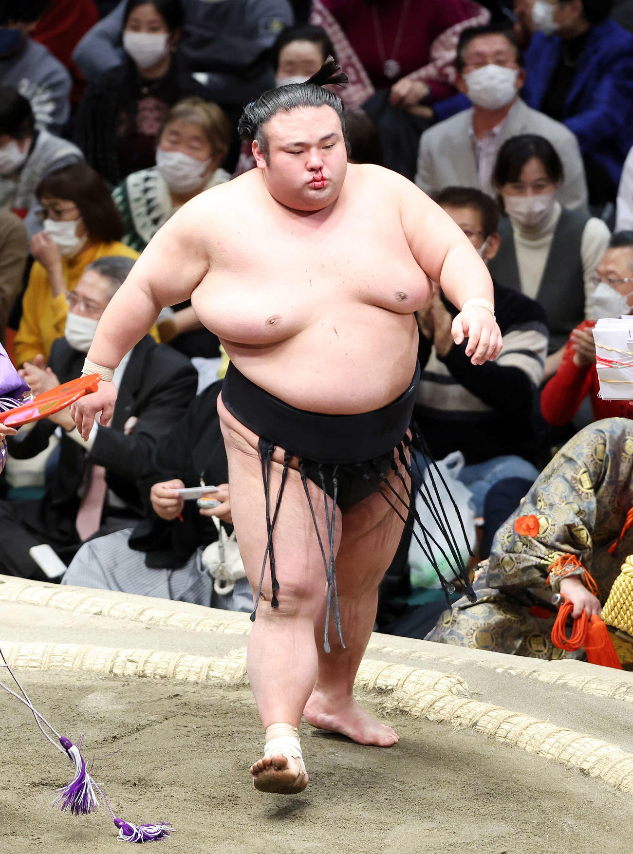阿武咲を押し出しで破った貴景勝（撮影・鈴木正人）