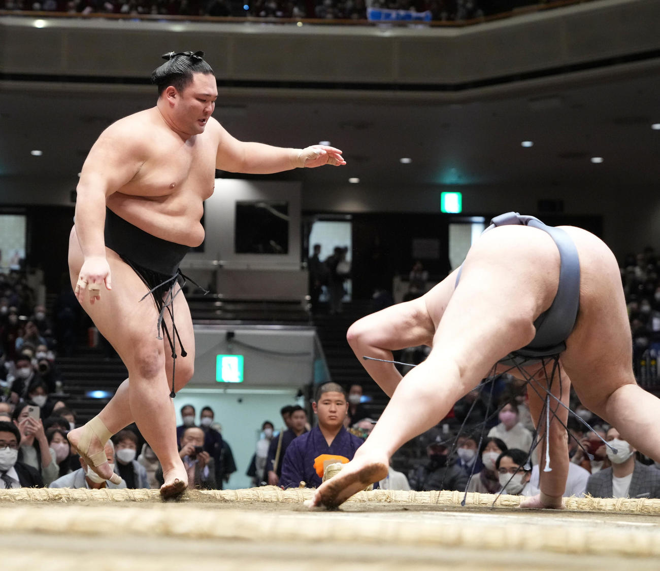 朝乃山（左）は金峰山を突き落としで破る（撮影・小沢裕）