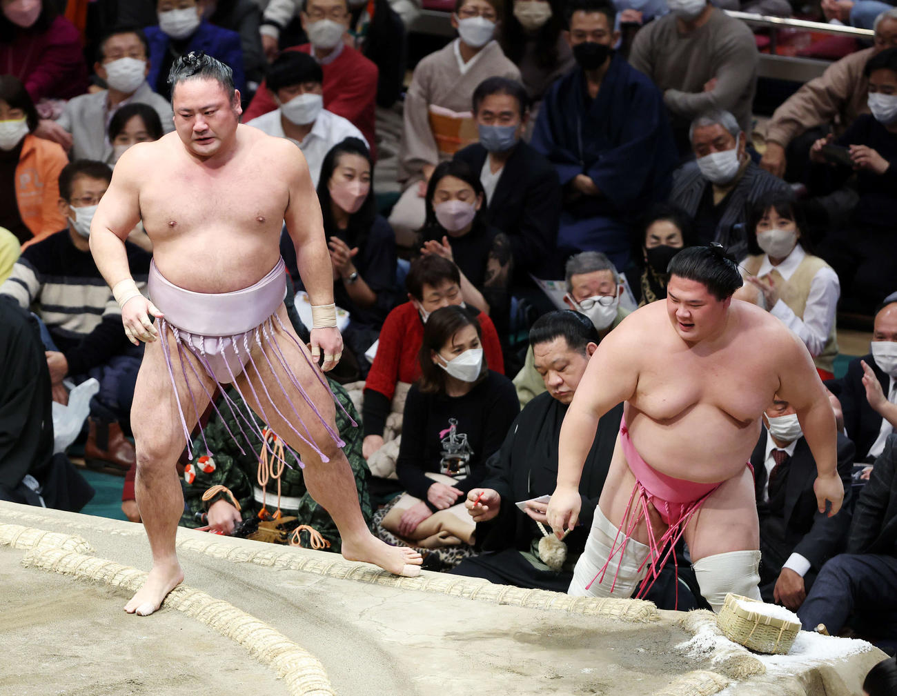 宇良（右）を寄り倒しで破る琴恵光（撮影・鈴木正人）