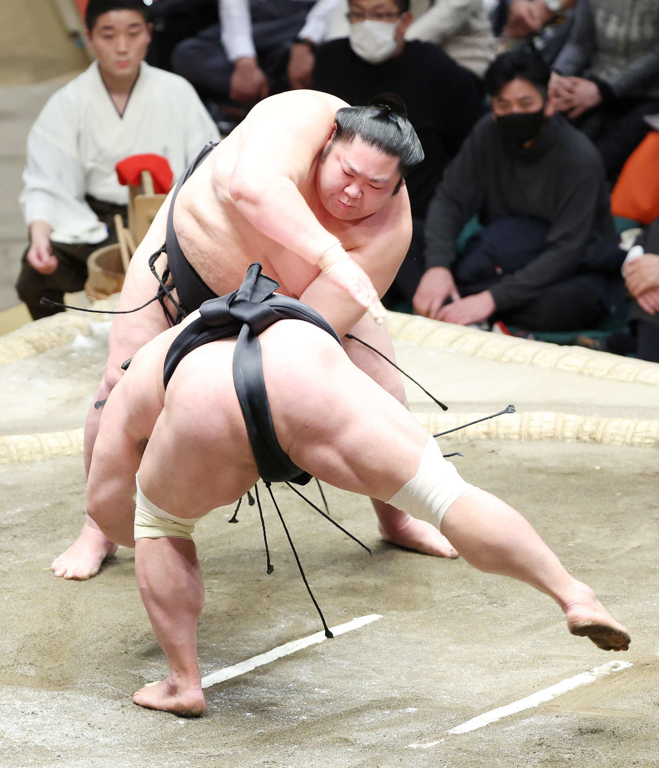 妙義龍（手前）をはたき込みで破る剣翔（撮影・鈴木正人）