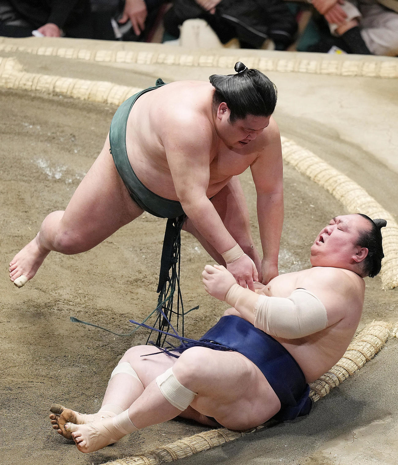 すくい投げで宝富士（右）を破る錦木（撮影・狩俣裕三）