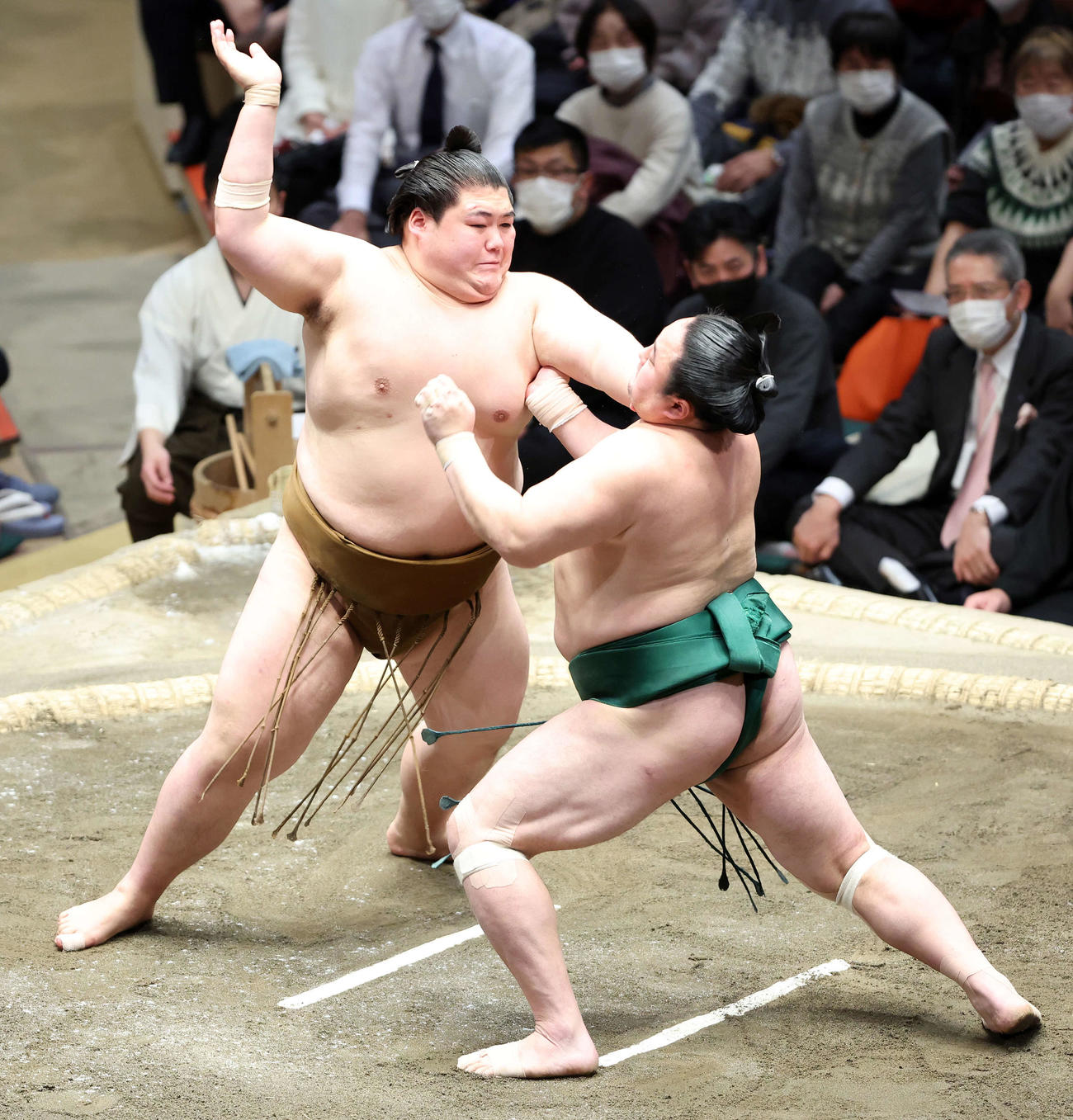 佐田の海（右）を攻める王鵬（撮影・鈴木正人）