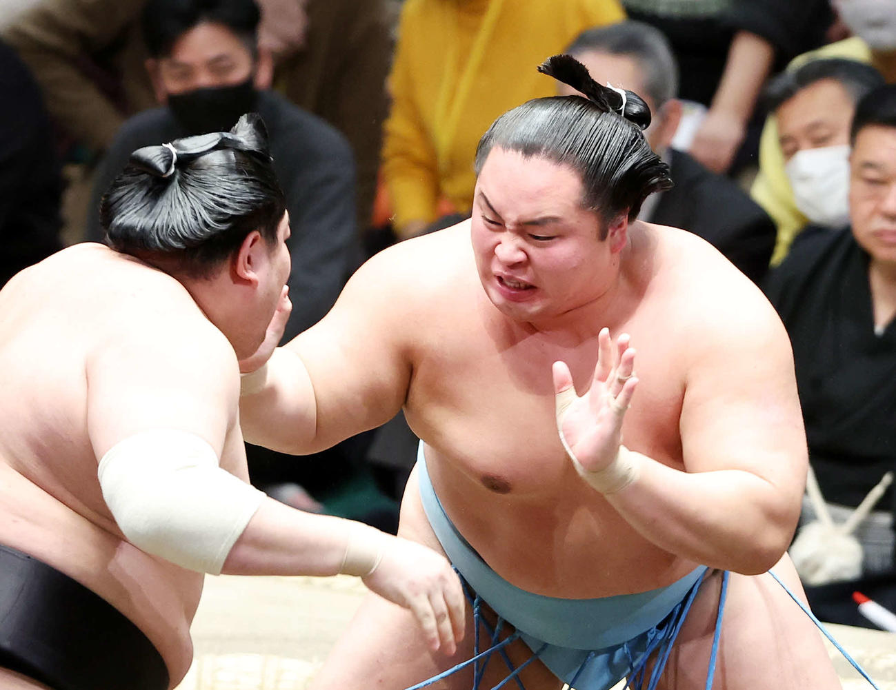 阿炎（左）を攻める琴勝峰（撮影・鈴木正人）