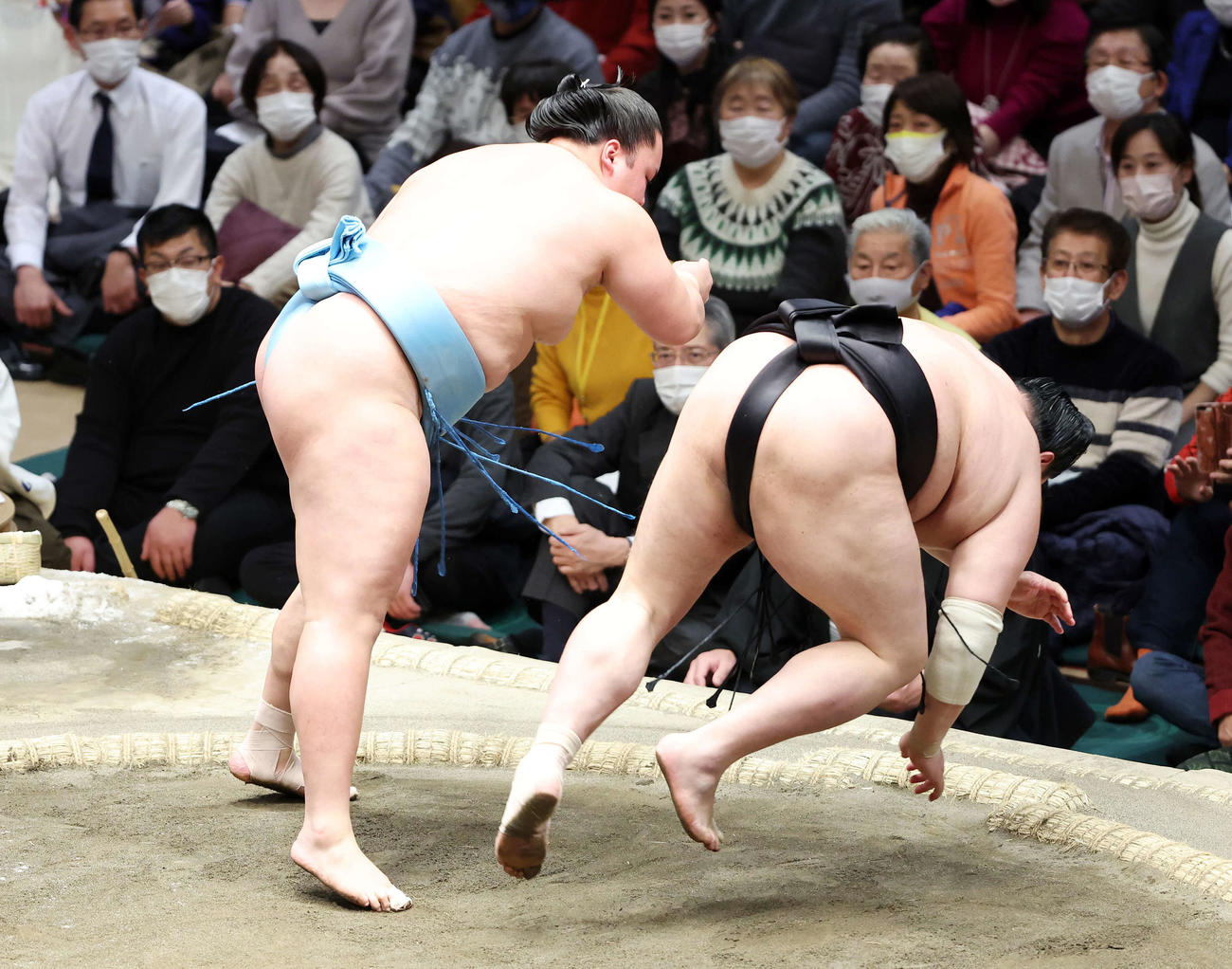 阿炎（右）を突き落としで破る琴勝峰（撮影・鈴木正人）