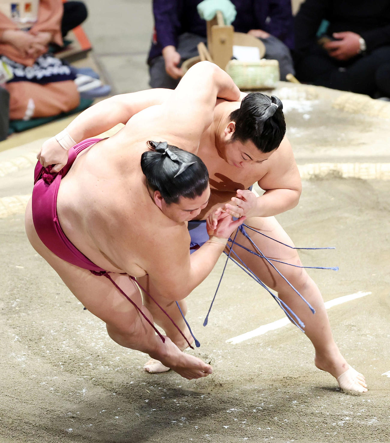御嶽海（左）を下手投げで破る翔猿（撮影・鈴木正人）