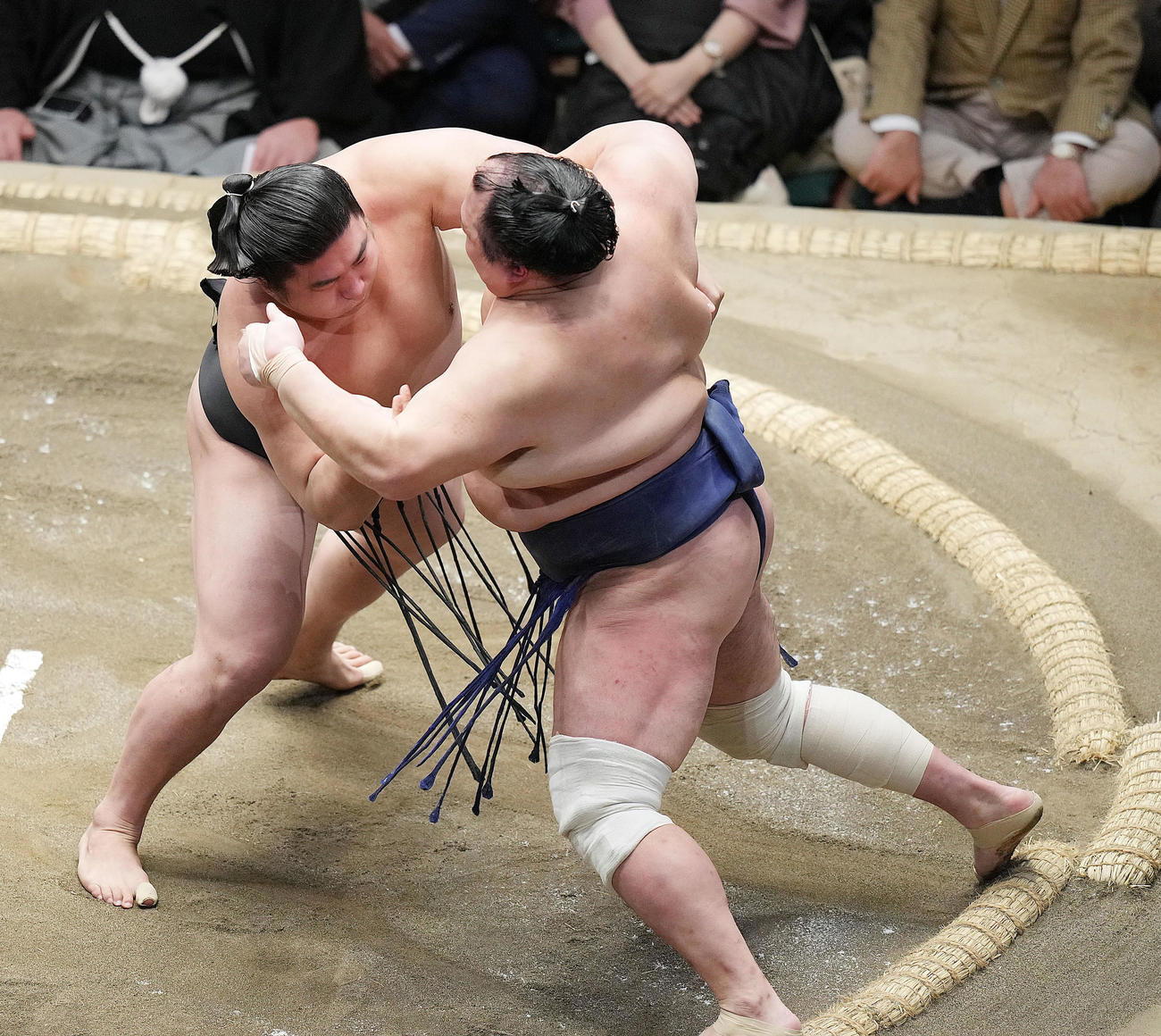 寄り切りで北勝富士（右）を破る若元春（撮影・狩俣裕三）