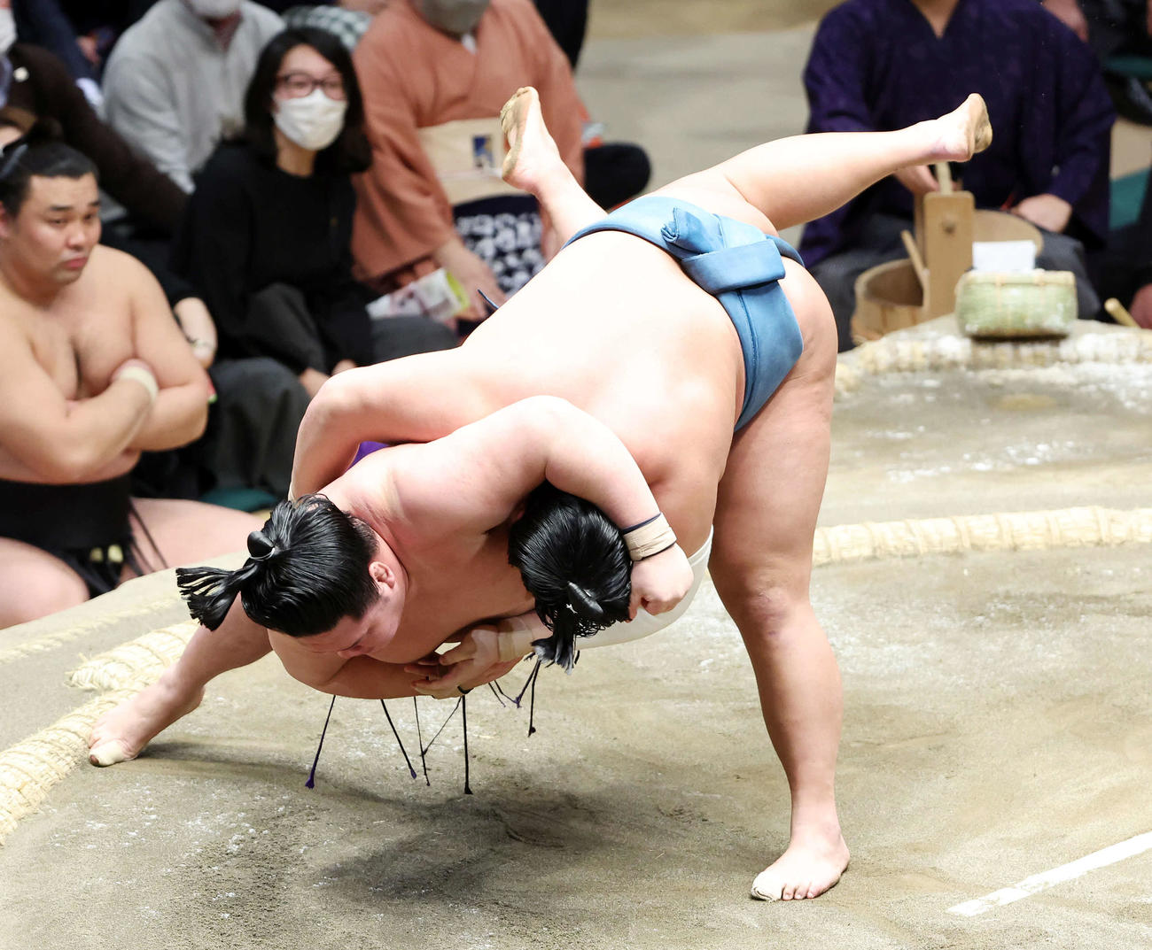 明生（左）をすくい投げで破る錦富士（撮影・鈴木正人）